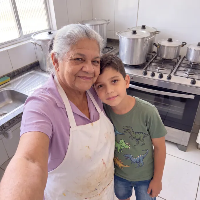 Dona Zilda na cozinha da igreja